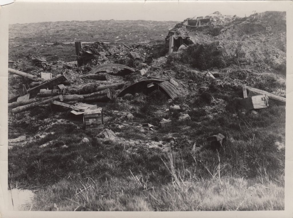 Une photo d'un abri détruit au ou près du mont Sorrel